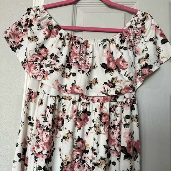 Beautiful off the shoulder maternity dress - Picture 2 of 4